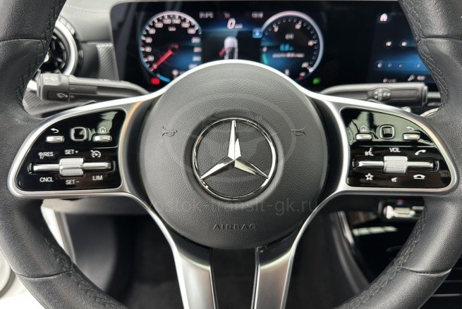 Mercedes-Benz A180L